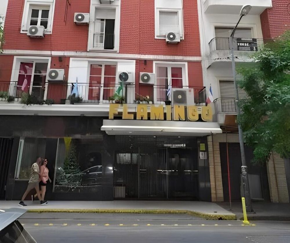 La entrada del hotel donde hubo una amenaza de bomba. (0223)