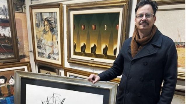 El ingeniero y artista Julián Petrina con una obra realizada por A.N.A.. (Instagram)&nbsp;