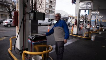 Un empleado trabaja en una estación de servicio. (Xinhua)