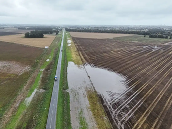 Las rutas en los alrededores de Necochea continúan complicadas por el agua. Las rutas en los alrededores de Necochea continúan complicadas por el agua.