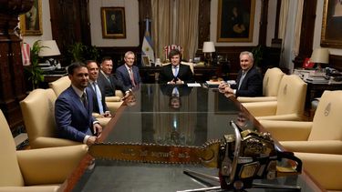 Milei con Peter Thiel, su esposo y el canciller Quirno.&nbsp;