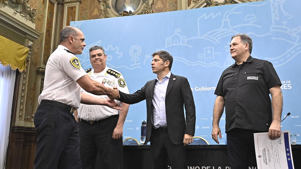 El gobernador Axel Kicillof y el ministro de Seguridad, Javier Alonso, junto a comisarios.&nbsp;