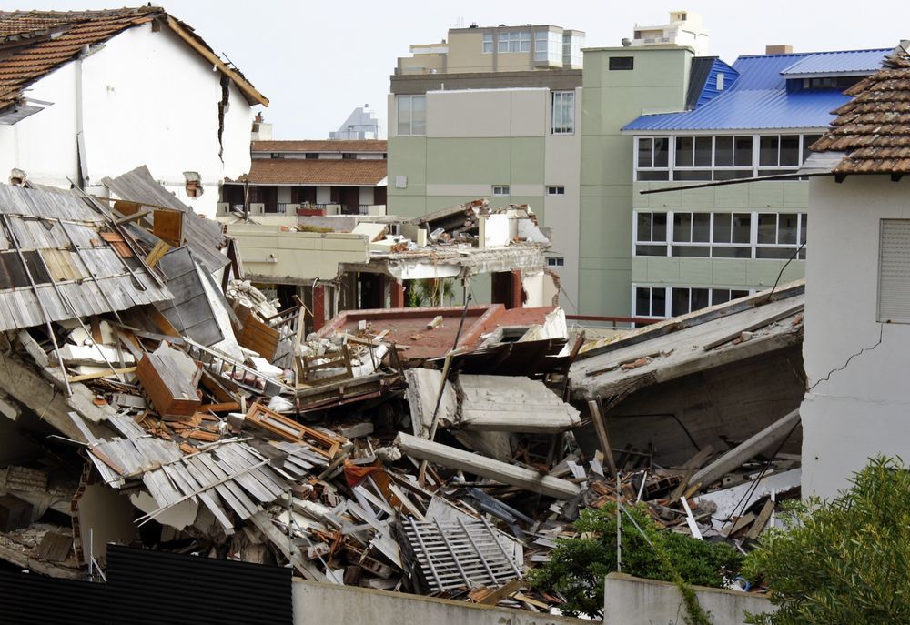 Las ruinas del Apart Hotel Dubrovnik y del sector del Alfio I donde cay&oacute; la torre, vistas desde un edificio lindero.