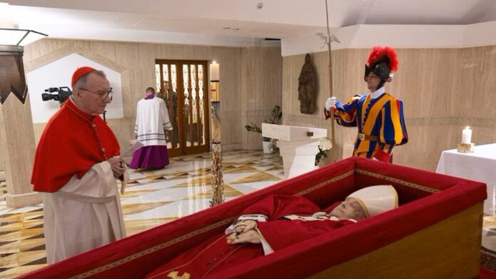 El papa Francisco en su féretro en la capilla de Santa Marta. (Vatican News)