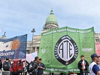 Trabajadores estatales en una protesta. Trabajadores estatales en una protesta.