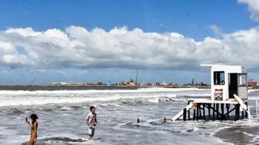 Imagen de la crecida del mar en Mar del Plata. (La Capital - Diego Romero)
