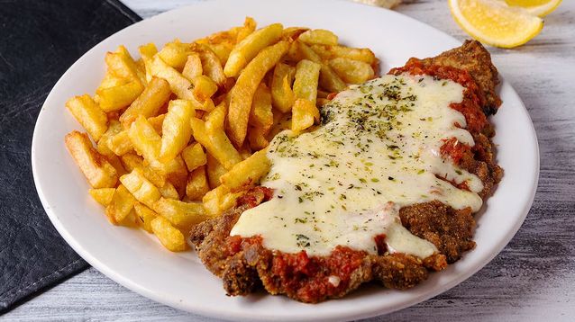 Como el dulce de leche, la milanesa napolitana es una creación argentina.
