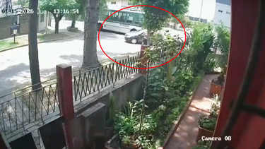 El momento del impacto del colectivo contra el coche, que atropelló a una mujer.&nbsp;