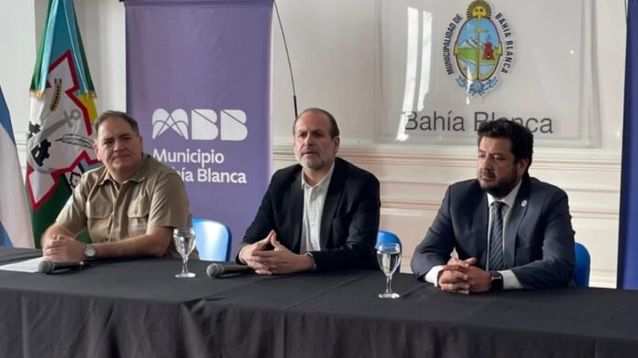 Los ministros Javier Alonso (izq.) y Juan Martín Mena (der.), junto al intendente Federico Susbielles. - La Nueva -