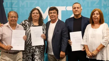 Héctor Toty Flores junto a Fernando Espinoza y otros dirigentes que se sumaron al gabinete de La Matanza.&nbsp;