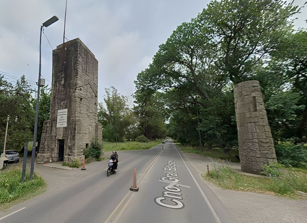 La entrada del Parque Pereyra Iraola por donde cruzó el delincuente junto a la víctima.