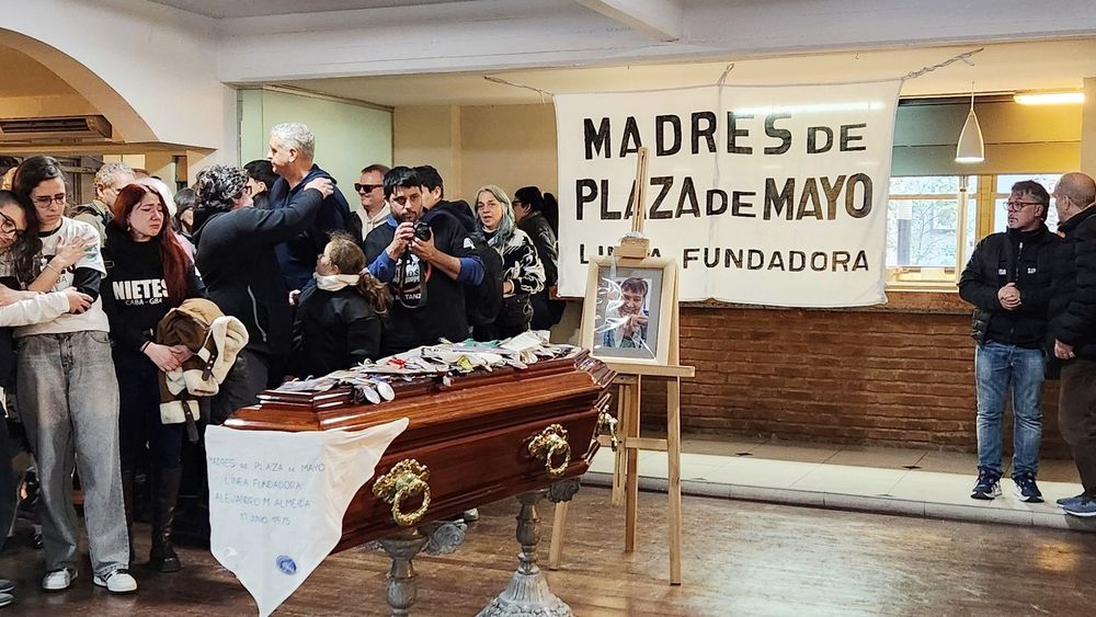 Último adiós a Taty Almeida, presidenta de Madres de Plaza de Mayo Línea Fundadora. Último adiós a Taty Almeida, presidenta de Madres de Plaza de Mayo Línea Fundadora.