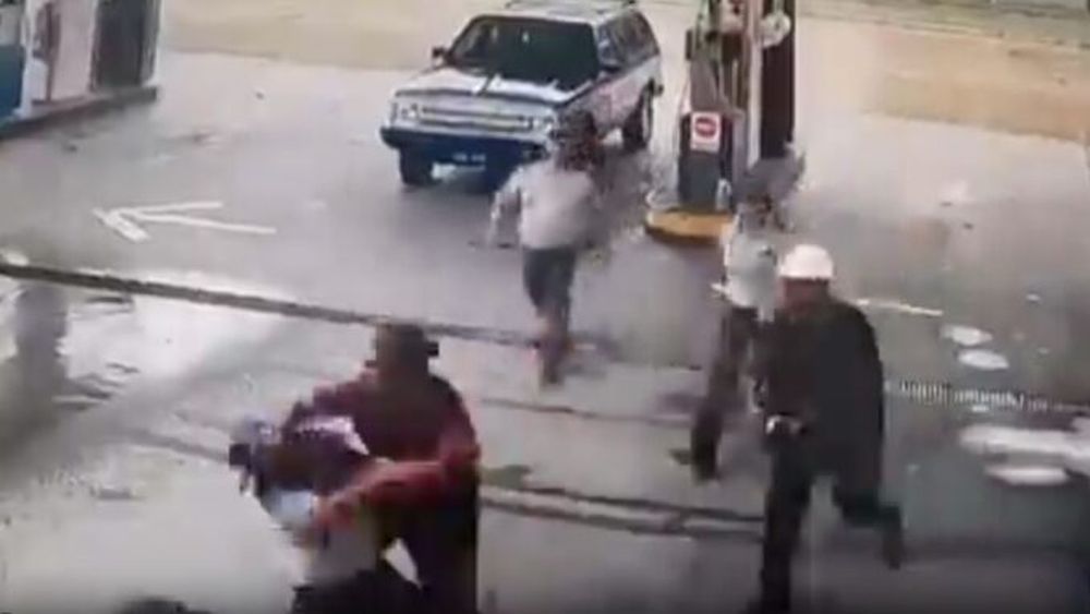 Imagen del inicio de la agresión en una estación de servicio de Bragado. (Captura de video)