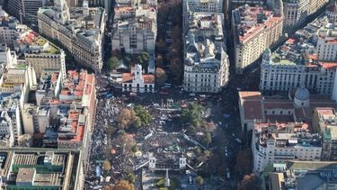 Una imgen de Plaza de Mayo mientras se reproducía el mensjae de Cristina. (Prensa CFK)