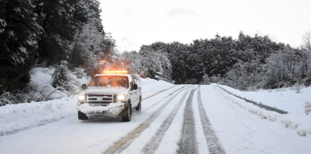 Una camioneta en un camino con nieve.