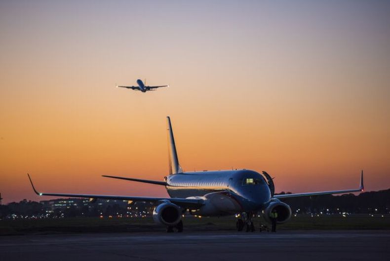 Un avión despegando.