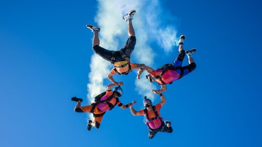 El paracaidismo en Lobos. (Foto Luciano Bacque)