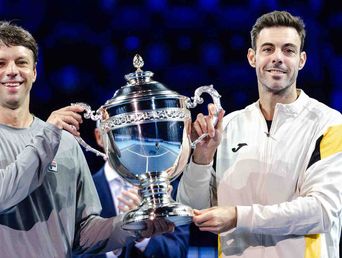 Horacio Zeballos otra vez campeón: levantó el trofeo junto a Marcel Granollers en Basilea. Horacio Zeballos otra vez campeón: levantó el trofeo junto a Marcel Granollers en Basilea.