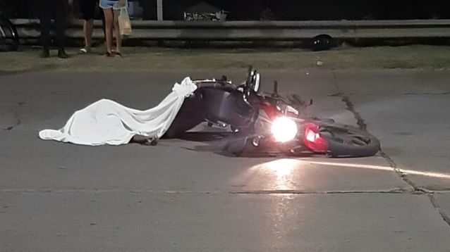 Un motociclista fue golpeado en la cabeza por una placa desprendida de un edificio y falleció. (Canal 8 de Mar del Plata)