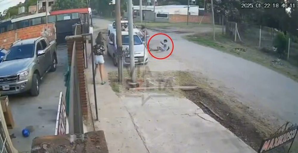 El momento en el que cae Franco Sánchez luego de recibir el balazo. (Captura de video de cámara de seguridad)