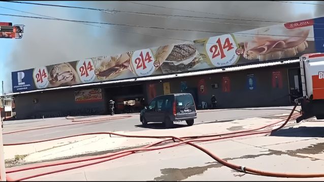 Las llamas devoraron el local del mayorista Los Primos.