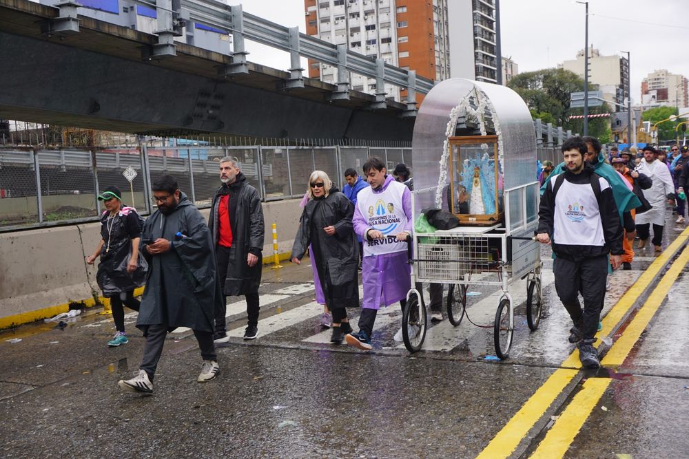 Los peregrinos que salieron hacia Luján no se amilanaron ante la lluvia.