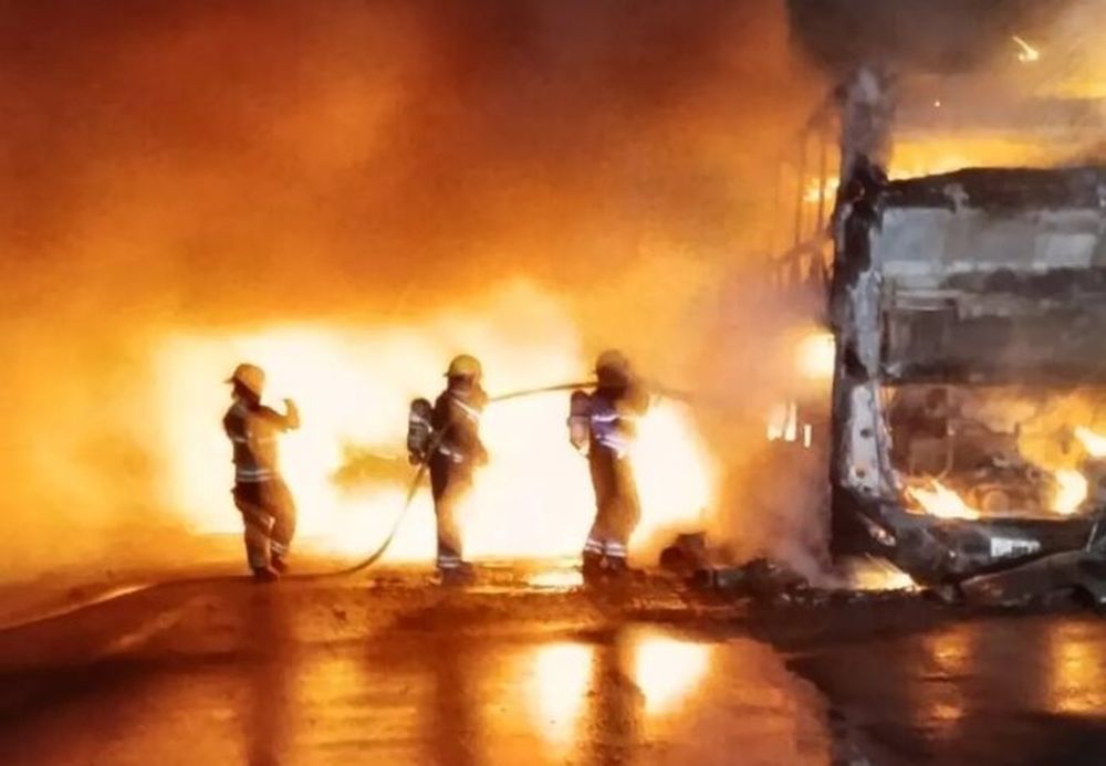 Los bomberos tardaron cerca de dos horas en apagar el fuego en el micro. (0221)