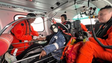 Personal de Prefectura al evacuar a un tripulante del carguero “Minoan Hill”.&nbsp;