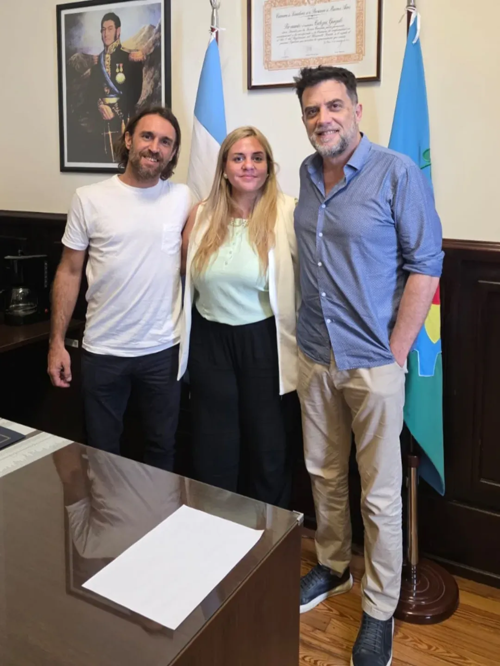 Oscar Ahumada con Daiana Hergert y el senador Gonzalo Cabezas.&nbsp;