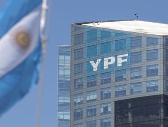 El edificio central de YPF. El edificio central de YPF.