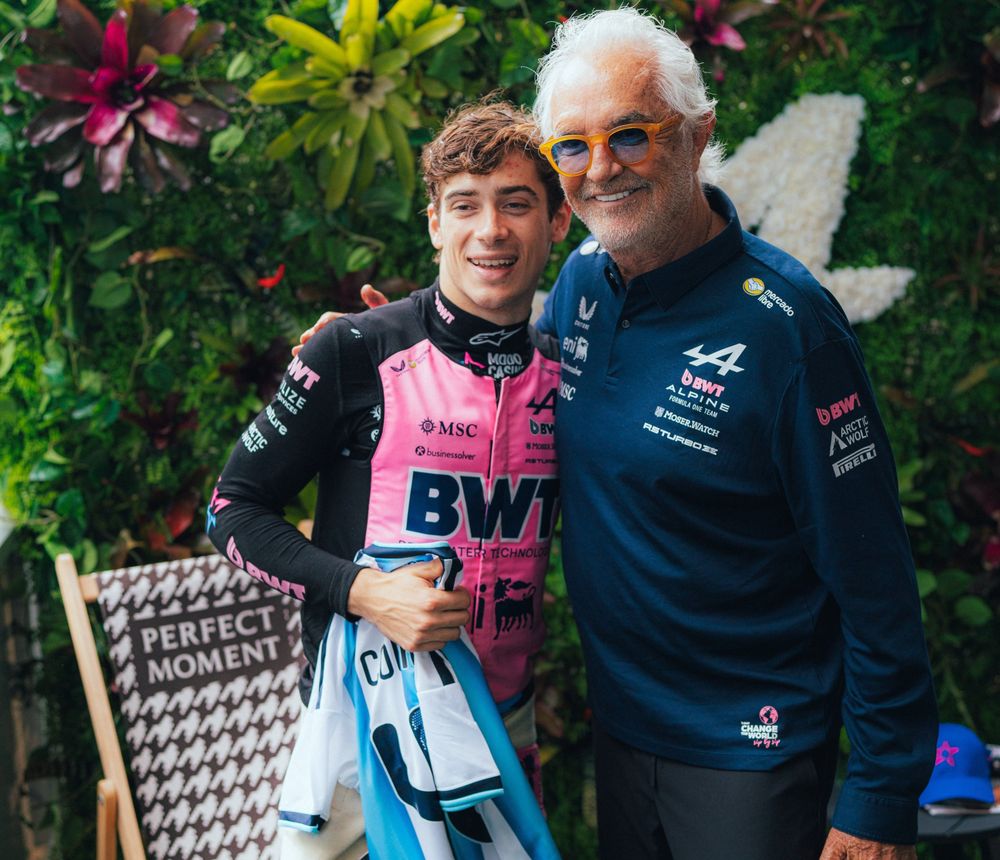 Con Flavio Briatore, el hombre fuerte de Alpine, y la camiseta de la selección.