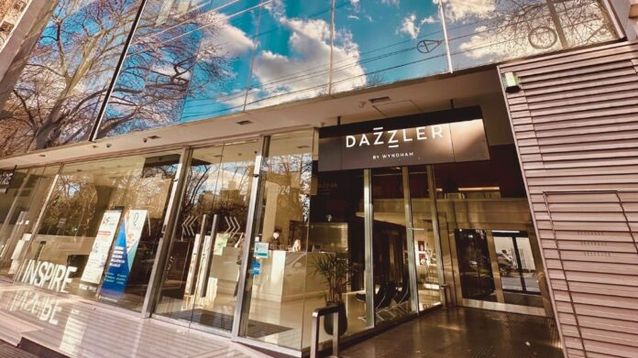 La entrada del hotel Dazzler, en 54 entre 13 y 14 de La Plata. (Instagram)