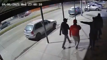 Captura de imagen en la que se ven los cuatro delincuentes que desataron el tiroteo que terminó con la muerte de Thiago.