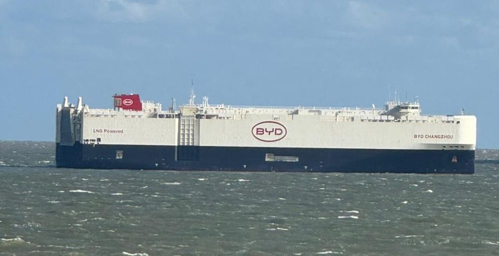 El BYD Changzhou, surcando el Río de la Plata, con su carga de autos híbridos y eléctricos.