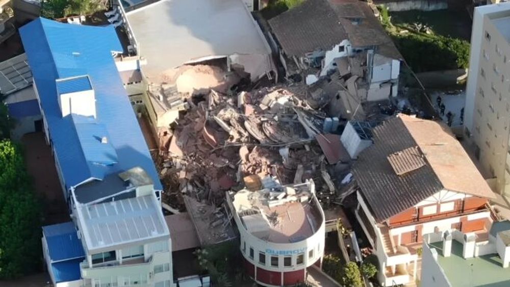 Vista aérea del colapso del Hotel Dubrovnik. (La Capital del Mar del Plata)