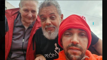 El fotógrafo Pablo Grillo, agredido por Gendarmería mientras sacaba fotos, con sus padres.