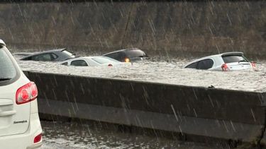 Autos bajo el agua en la Panamericana tras una lluvia torrencial.