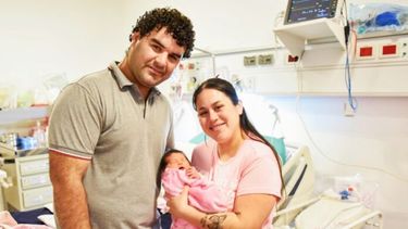 Samira Azorín en brazos de su mamá Luana, junto a su papá José. (Hospital Garrahan)