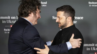 El presidente Javier Milei junto a su par ucraniano, Volodimir Zelensky.