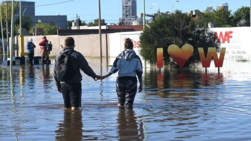 Agua en Ingeniero White, a dos días de la inundación. - La Nueva -