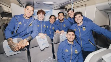 Sonrisas de selección en el al avión que viajó a Estados Unidos a buscar más gloria.