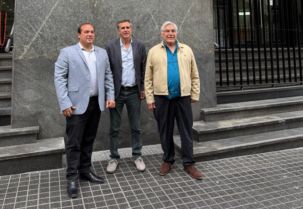 Francisco Recoulat (izq.), Juan Alberto Martínez y Gilberto Alegre, los intendentes que reclamaron en Vialidad Nacional por la Ruta 33.