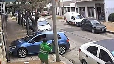 El momento en el que el barrendero Walter Messa sacó a los ladrones a escobazos. (Captura de Video)