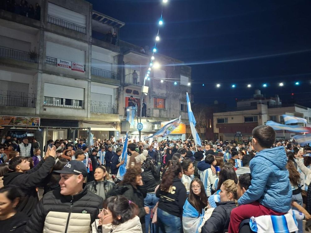 Festejos en el centro de Junín tras el épico triunfo de la Selección ante Inglaterra.&nbsp;