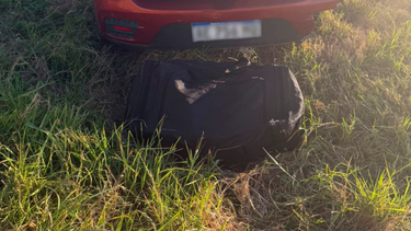 El vehículo siniestrado sobre la ruta 9, en Ramallo.