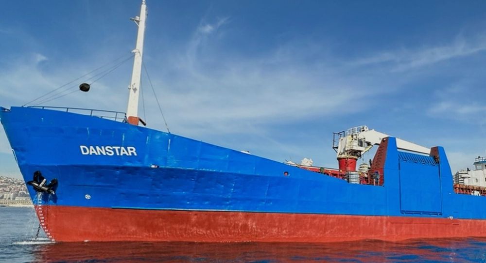 El buque Danstar pertenece a una naviera chilena que desde el mes próximo unirá Punta Arenas con Puerto Stanley, a través del Estrecho de Magallanes.