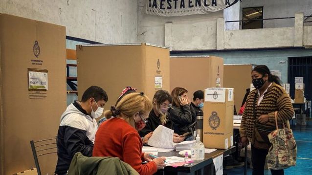 Una mujer llega a su puesto de votación durante la jornada de elecciones primarias, este 12 de septiembre de 2021, en Buenos Aires (Argentina). EFE/Juan Ignacio Roncoroni