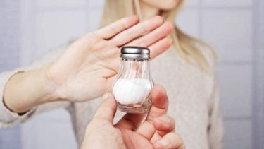 El exceso en el consumo de sal favorece la hipertensión arterial, los problemas cardiovasculares y renales.