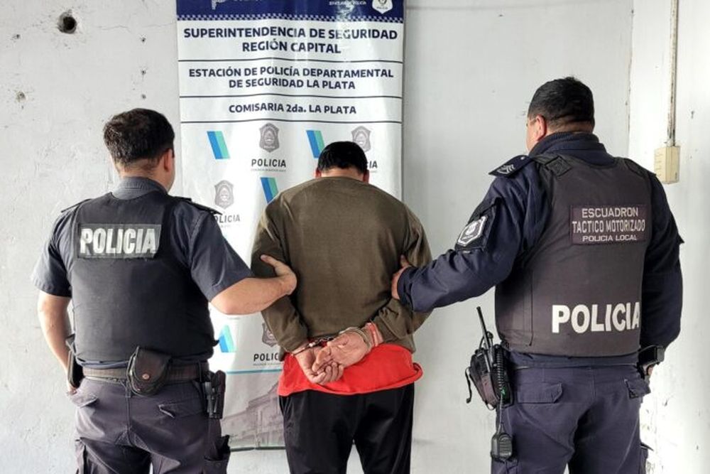 El hombre detenido por los disparos en el Hipódromo platense. (X @mauroszeta)