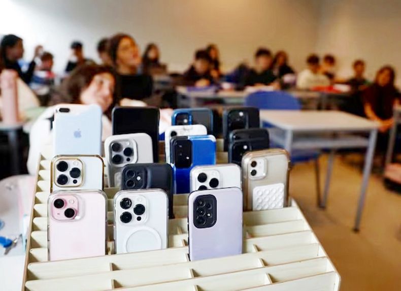 Restringir el uso de los celulares en las escuelas secundarias constituye un gran desafío. 